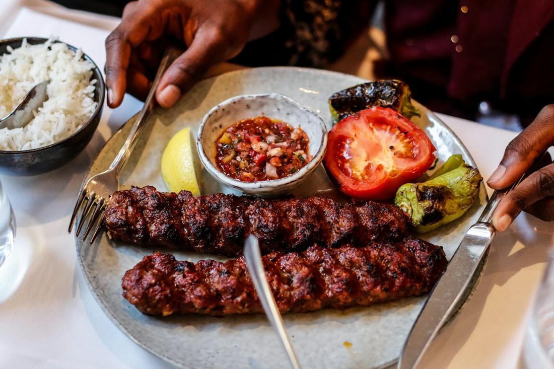 Közlenmiş domates ve biberle Adana kebap