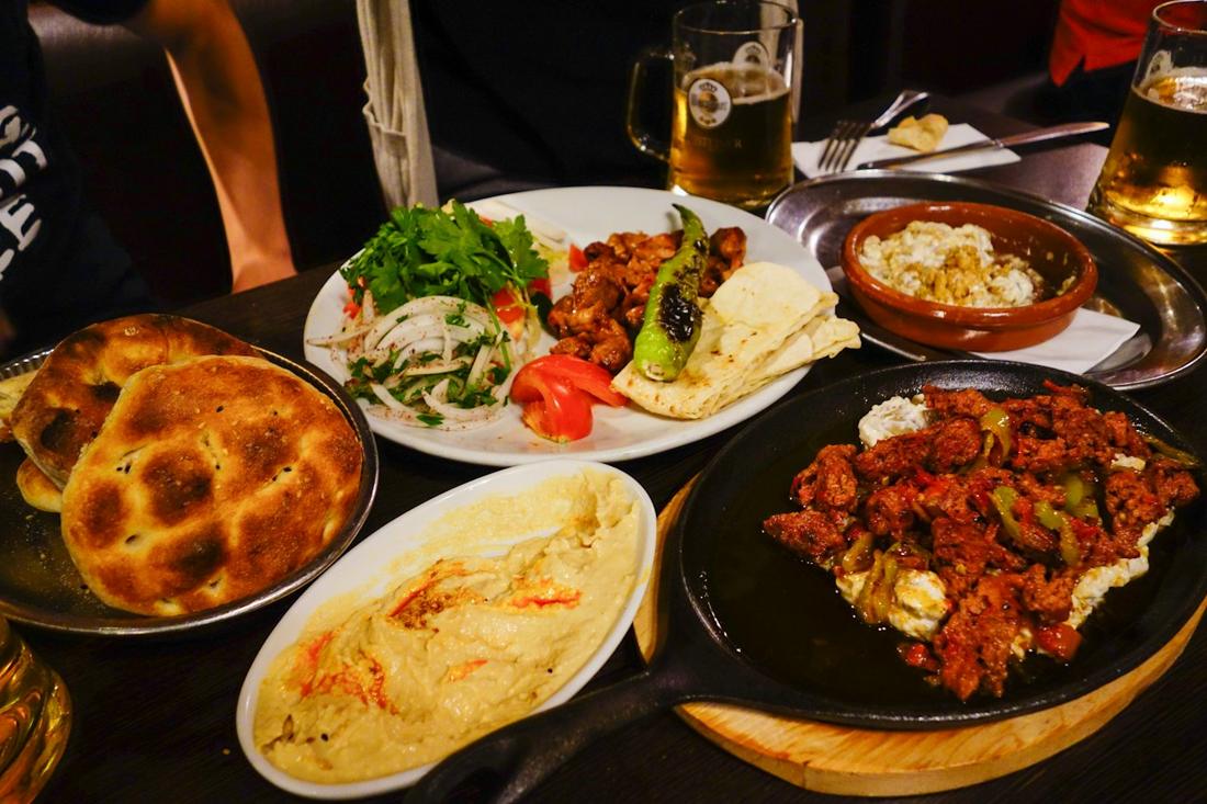 Meze ve ara sıcaklarla kurulmuş sofra