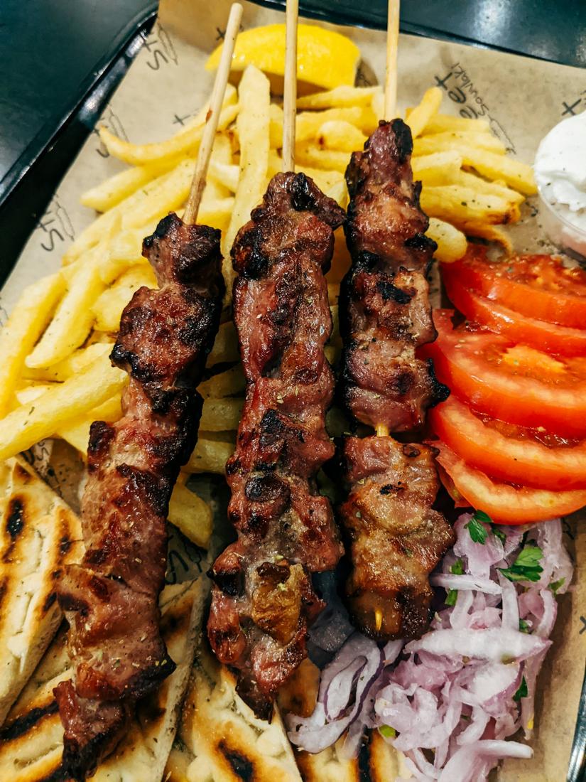 Şiş kebap ve patates